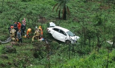 Acidente na BR-381: Veículo com quatro ocupantes sai da pista e cai em ribanceira de 30 metros em região da Grande Belo Horizonte.