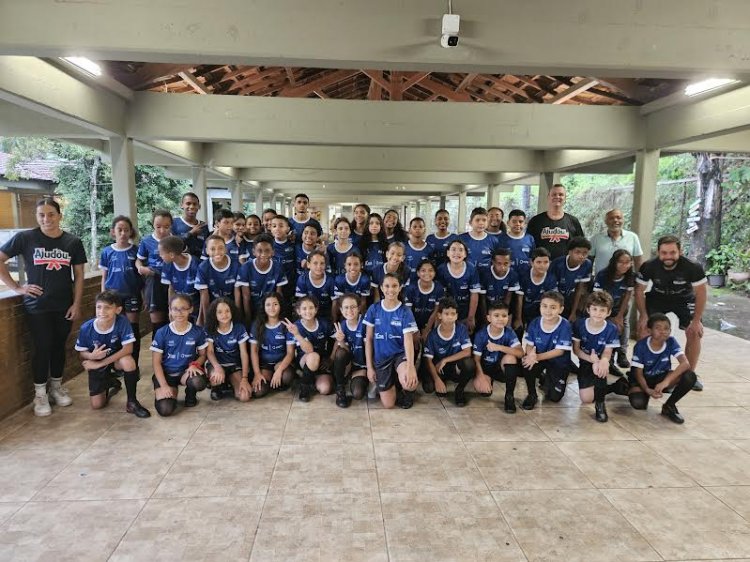 Copasa patrocina prática de handebol para crianças e adolescentes de Timóteo