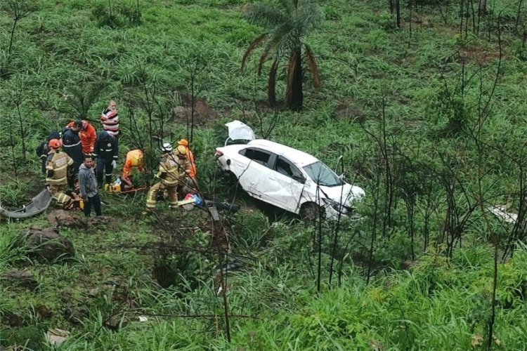 Acidente na BR-381: Veículo com quatro ocupantes sai da pista e cai em ribanceira de 30 metros em região da Grande Belo Horizonte.