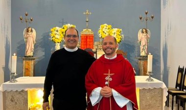 Pároco Padre Fernando é acolhido em Barbacena pelo reitor Padre Adilson e pelo vigário Padre Túlio